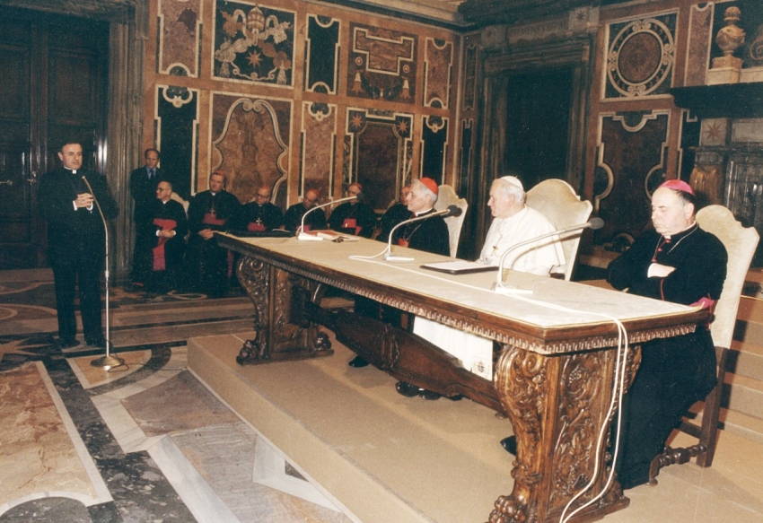 Giovanni Paolo II incontra i Parroci Romani. Don Vincenzo Paglia tra di loro.